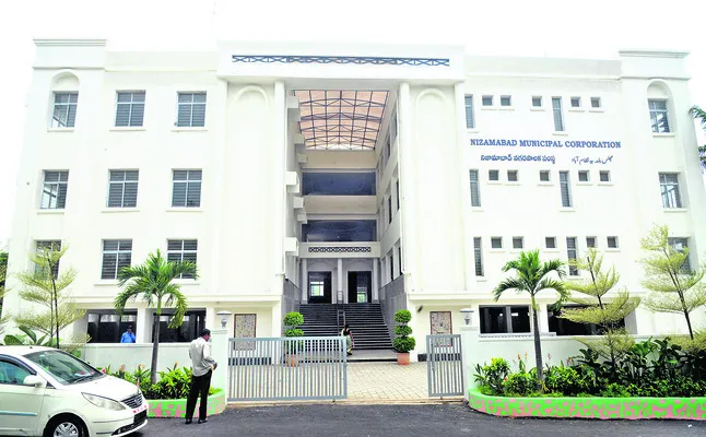 రికార్డులు.. సెల్‌ఫోన్లు సీజ్‌..!