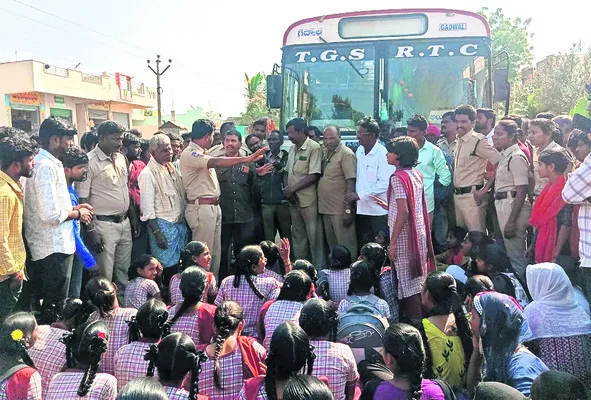 బస్సు కోసం రోడ్డెక్కిన విద్యార్థులు 