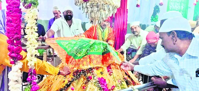 వైభవంగా గంధం ఊరేగింపు