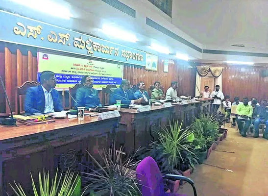 అధికారులను బెదిరిస్తే చర్యలు 