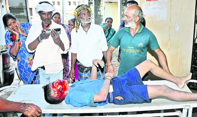 ఒకే కుటుంబంలో  నలుగురి ఆత్మహత్య
