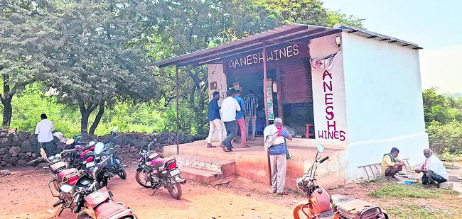 పల్లెలు తూలుతున్నాయ్‌ ! 