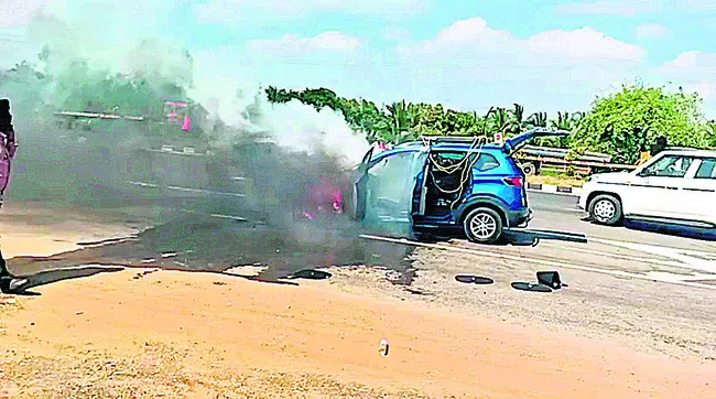 హైవేపై కారు దగ్ధం   