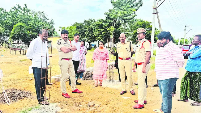 రోడ్డంతా విస్తరిస్తే సరే.. అంబేడ్కర్‌ బొమ్మ దగ్గరైతే కు