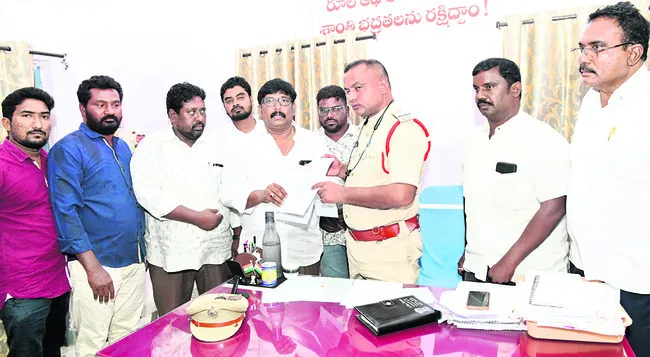 ఏబీఎన్‌ ప్రతినిధులపై ఎఫ్‌ఐఆర్‌ నమోదు చేయాలి 