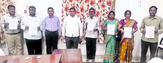 సీనియర్‌ సహాయకులుగా ఆరుగురికి పదోన్నతి 