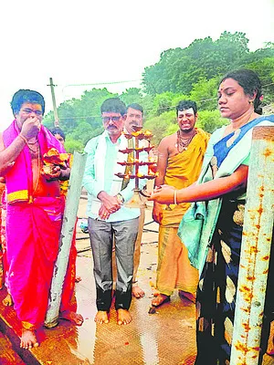 సత్రశాలలో జిల్లా అదనపు  సీనియర్‌ జడ్జి ప్రియదర్శిని పూజ