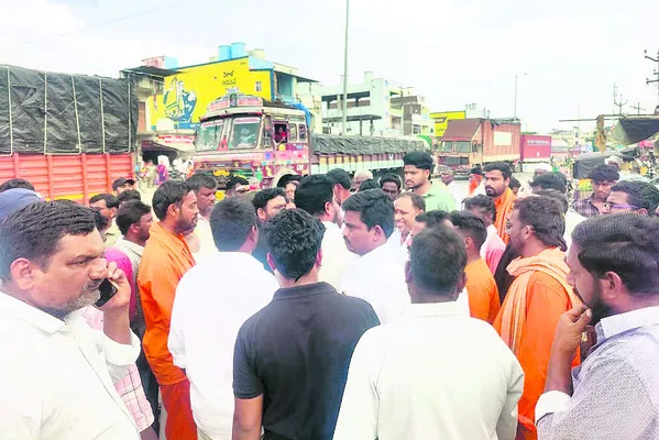 ఎస్‌ఐ తీరుపై గ్రామస్తుల నిరసన