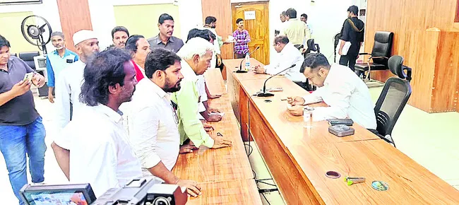 విద్యార్థిని మృతిపై విచారణకు వినతి