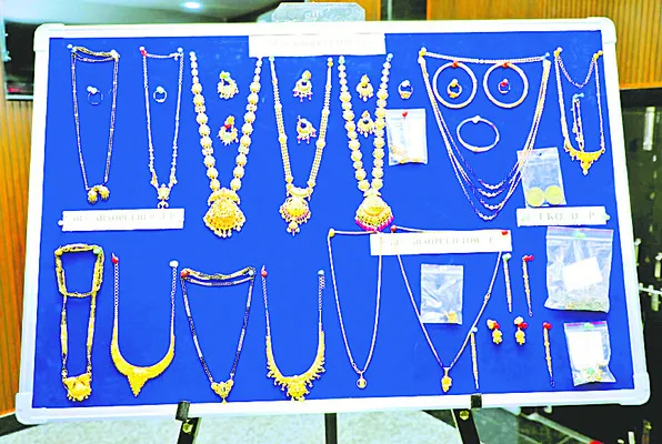 610 గ్రాముల బంగారం స్వాధీనం 
