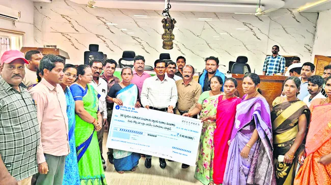 ఆర్థికాభివృద్ధి సాధించాలి 