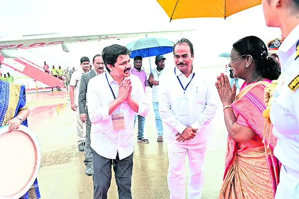 రాష్ట్రపతికి సాదర వీడ్కోలు 
