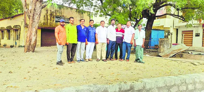 ప్రభుత్వ స్థలంలో అక్రమ నిర్మాణాన్ని ఆపాలి 