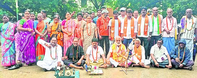 చేనేత కార్మికులు, నేతల ధర్నా