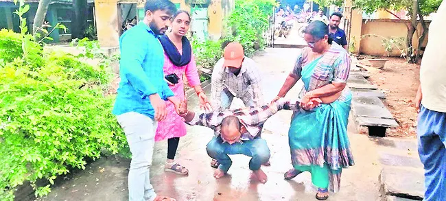 పోలీస్‌స్టేషన్‌ ఎదుట వ్యక్తి ఆత్మహత్యాయత్నం 