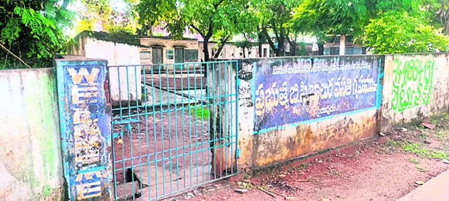 వసతి గృహాలకు గ్రహణం 