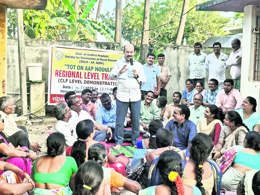 ఎస్‌హెచ్‌జీలు స్వయం సమృద్ధి సాధించాలి