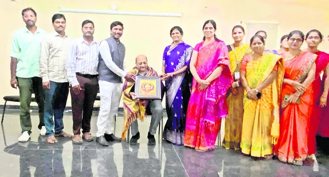 ఔషధ పరిజ్ఞానంతో ఉన్నత ఉద్యోగం