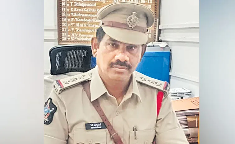 రెడ్‌బుక్‌ రాజ్యాంగం.. సీఐపై క్రమశిక్షణ చర్యలు