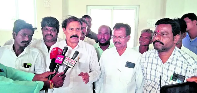 పెండింగ్‌ ప్రాజెక్టులపై చిత్తశుద్ధి లేని చంద్రబాబు