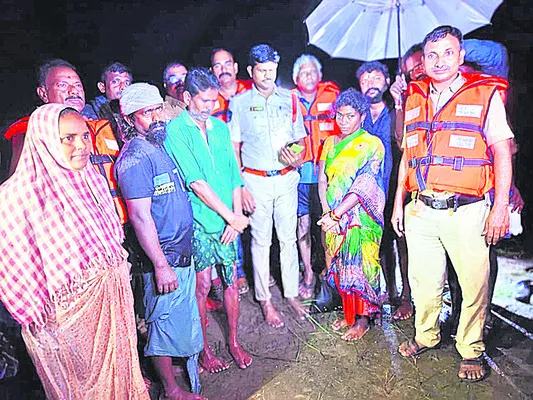 పెన్నాలో చిక్కుకున్న పశువుల కాపరులు 