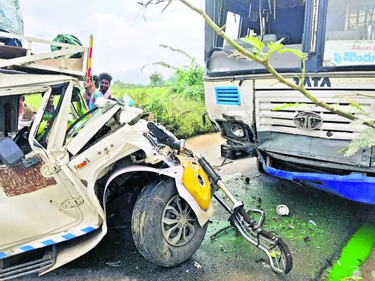 బొలెరో – ఆర్టీసీ బస్సు ఢీ 