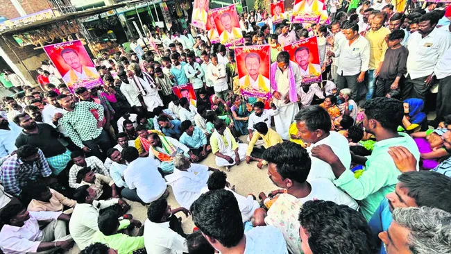 రోడ్డు  ప్రమాదమా?.. హత్యనా? 
