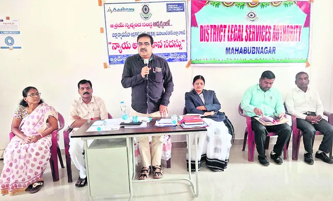 కార్మికులందరికీ ఇశ్రామ్‌ కార్డులు అందజేయాలి 