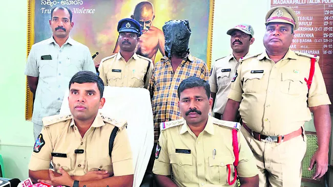 ప్రియురాలిపై అనుమానంతో కడతేర్చాడు 