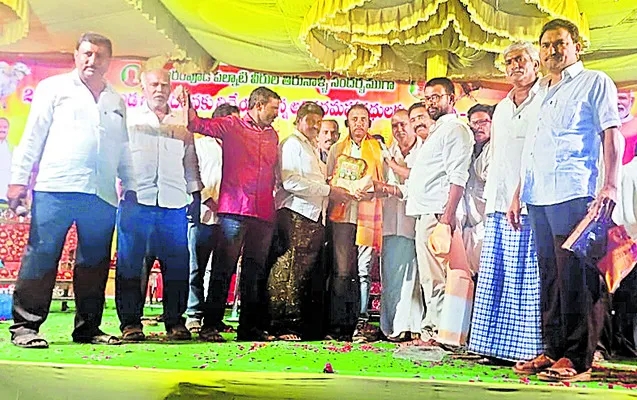 రెండు పళ్ల విభాగం విజేత కేసానుపల్లి ఎడ్ల జత 