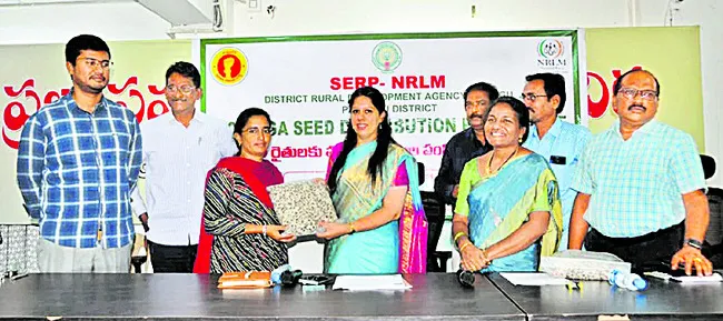 రైతులు క్లస్టర్‌ విధానం అవలంబించాలి 