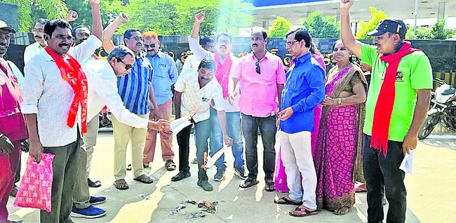 లేబర్‌ కోడ్‌లపై కార్మిక సంఘాల కన్నెర్ర 