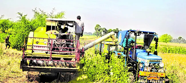 యంత్రాల కోతవైపే రైతుల మొగ్గు 