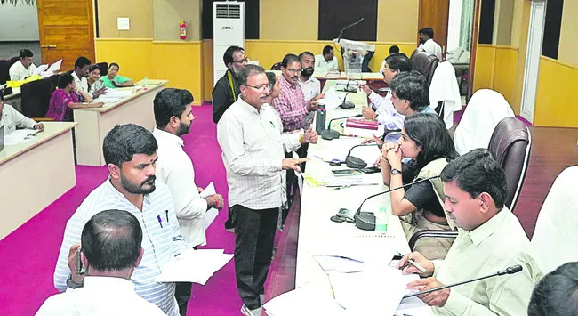 తగ్గనున్న బీసీ సా్థనాలు