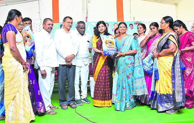 నేతన్నల నైపుణ్యానికి ప్రతీక చీరలు