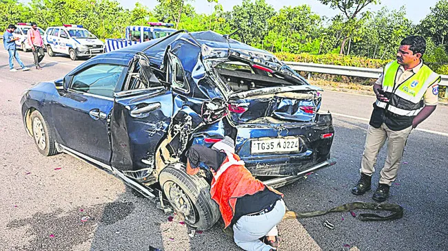ప్రమాదానికి గురైన కారును పరిశీలిస్తుండగా.. 