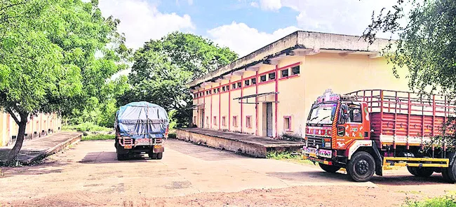 సివిల్‌ సప్లయ్స్‌ గోదాము సీజ్‌ 