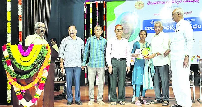 కథల పోటీల్లో విద్యార్థిని ప్రతిభ