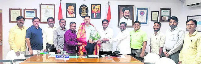 కలెక్టర్‌కు సన్మానం