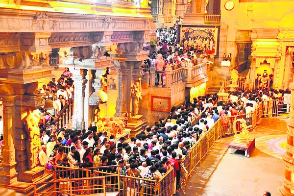 యాదగిరీశుడి క్షేత్రంలో భక్తుల రద్దీ