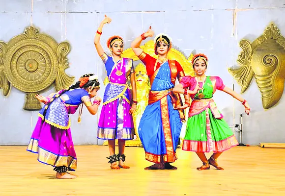 గోవులు తరలిస్తున్న వాహనం పట్టివేత