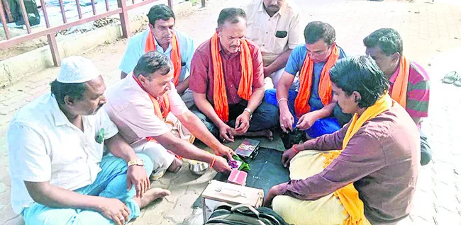 డీసీఎంకు చెంబు, సీఎం.. పువ్వు 