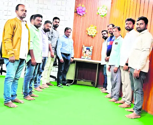 సేవ, ధర్మ మార్గం అనుసరించాలి