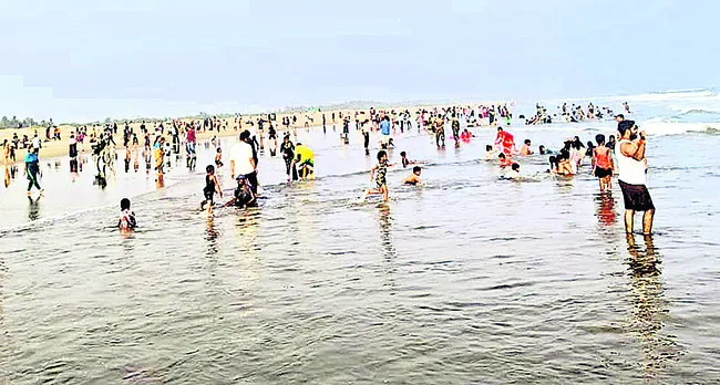 తీరంలో సందడే సందడి 