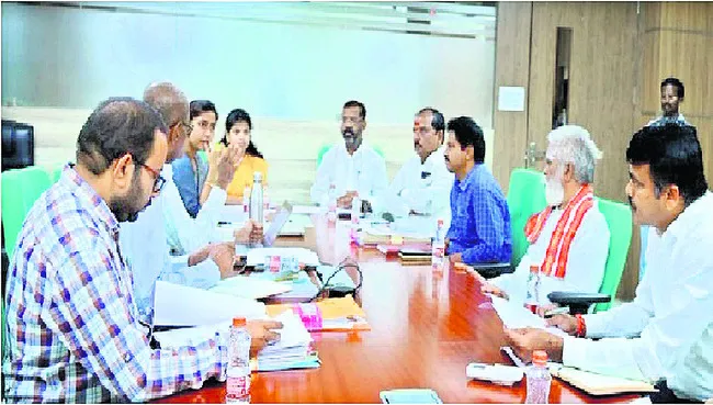 మాడవీధుల పనుల్లో వేగం పెంచండి