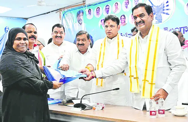 మహిళలను ఉన్నతస్థానంలో నిలుపుతాం 