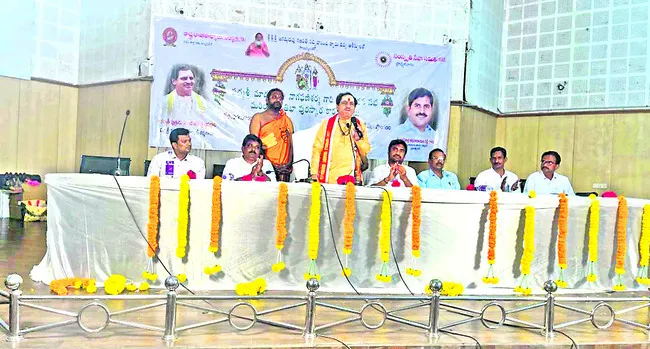 విద్యార్థుల వ్యక్తిత్వాన్ని తీర్చిదిద్దేది భాషోపాధ్యాయు