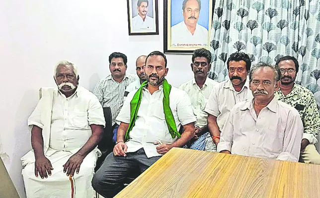 ఉచిత పంటల బీమా ప్రవేశపెటా్టలి