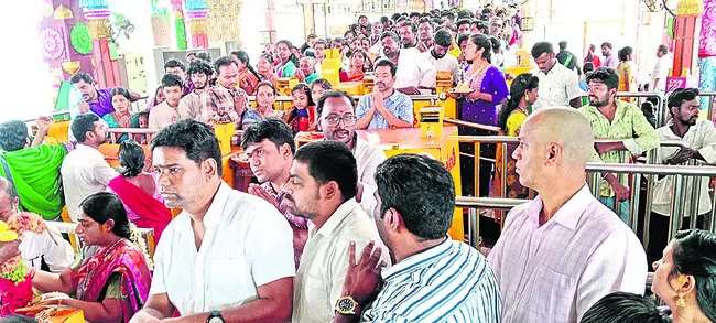 బోయకొండ జన సందడి 