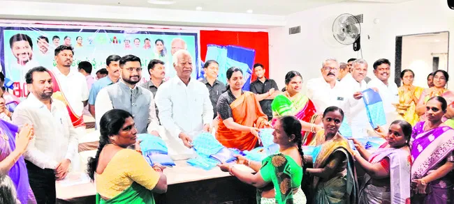 మహిళా సంక్షేమానికి పెద్దపీట